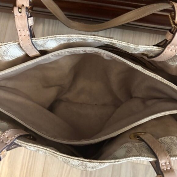 Michael Kors Jet Set Tote - Picture 7 of 8